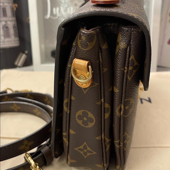 Louis Vuitton Pochette Métis Monogram Canvas - Picture 6 of 9